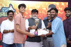 राज्याचे उद्योगमंत्री उदय सामंत रील स्टार प्रथमेश पवार यांना सन्मानित करताना